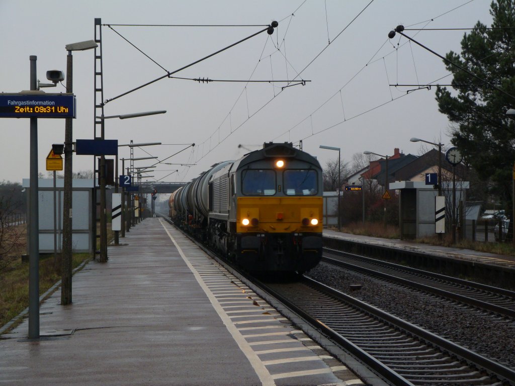 Am 3.1.13 fhrt eine Class 66 bzw. eine unbekannte BR 266 mit ihren Kesselwagen durch den Regen bei Wiesental, Richtung Schweiz.