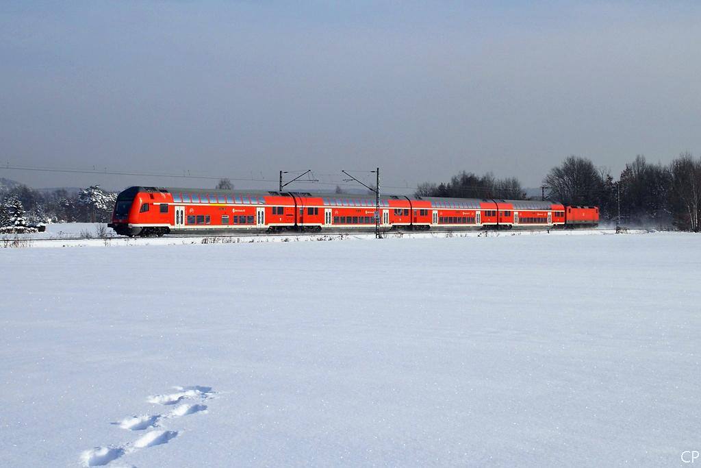 Am 3.12.2010 schiebt 143 049-5 ihren S-Bahn-Zug nach Meien-Triebischtal durch die verschneiten Felder zwischen Coswig und Neusrnewitz. Ab dem Fahrplanwechsel sollen die Zge der S-1 dann von 145ern gezogen werden.