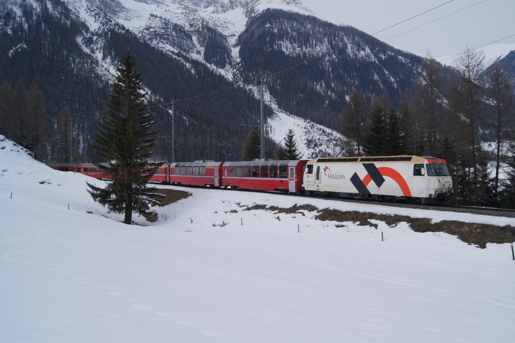 Am 3.3.11 erreicht die Ge 4/4 III 649 mit dem RE 1128 Bergn.