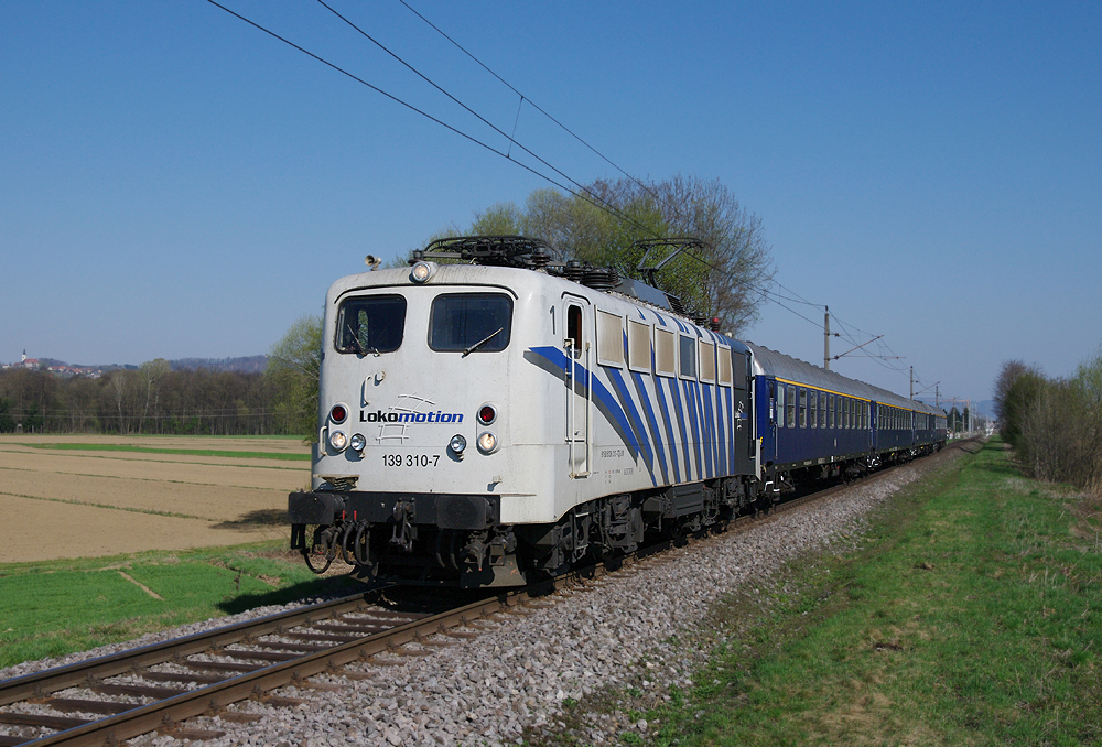 Am 3.4. 2011 erwischte ich den von der 139 310 gezogenen D 14351 Alpen-Adria-Express von Graz nach Laibach. Aufgenommen in Wagna.