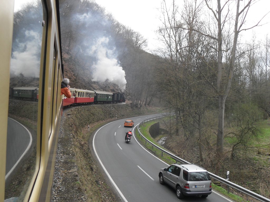 Am 3.4.10 entstand diese wunderschne Aufnahme bei der Brohltalbahn.
Zuglok war die 99 7203 der UEF und als Schublok war (was hier nicht zu sehen ist) die Diesellok D1,die seit zweijhriger Pause entlich wieder fahren konnte.