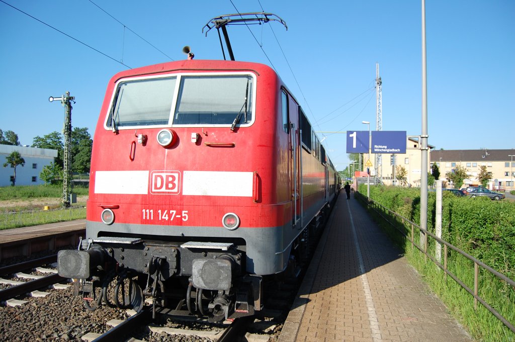 Am 3.6.2010 schiebt 111 147-5 einen RE4 Zug nach Dortmund. Bf Lindern