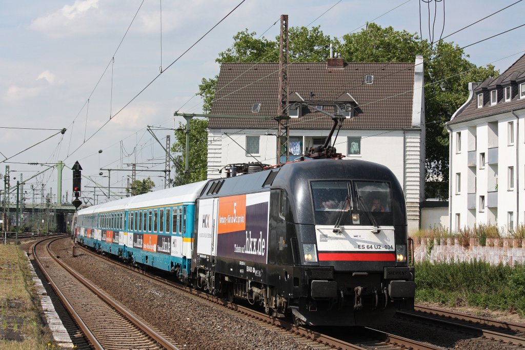 Am 3.7.12 war der HKX noch auf Test- bzw.Schulungsfahrten.Hier zieht MRCE ES 64 U2-034 den Zug mit hoher Versptung durch Dsseldorf-Derendorf in Richtung Kln.