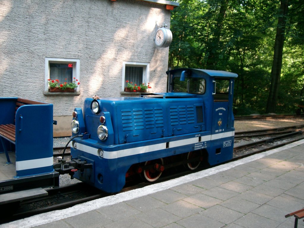 Am 3.7.2010 stand die Parkeisenbahn am Bahnhof Wolfsgehege im Tierpark Gera.Der Zug pendelt zwischen Eingang (Martinsgrund) und oberen Bahnhof (Wolfsgehege).