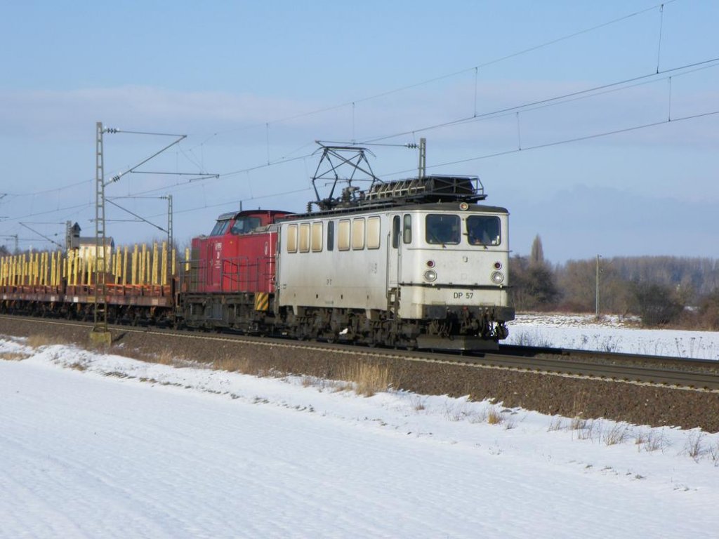 Am 3.Februar 2010 begegnete mir die Lok DP57 Holzroller  mit einer PBSV-V100 in Elze auf dem Weg Richtung Sden.