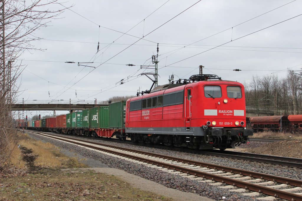 Am 3.Mrz 2013 war 151 059 in Elze mit einem Containerzug auf dem Weg in den Sden.