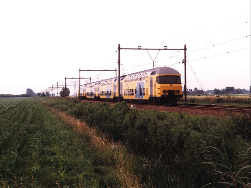 Am 4-7-1998 ist die Besichtigungstag der Flughaven Leeuwarden und gibt es mehr Abwechselung zwischen Zwolle und Leeuwarden. Hier ist die 7848 unterwegs bei Wirdum als Sonderzug Zwolle-Leeuwarden. Bild und scan: Date Jan de Vries.