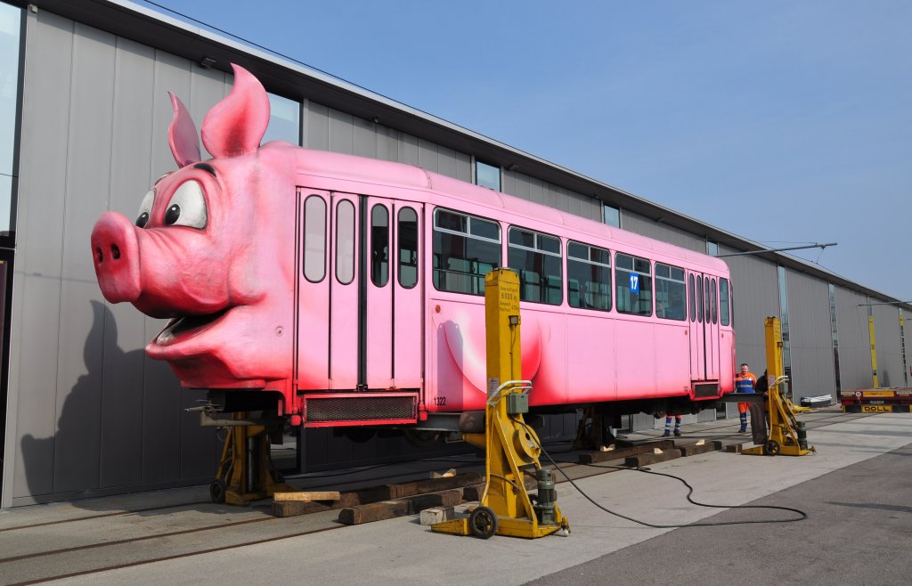 Am 4. April 2013 wurde der B 1322 auf einem Nebengleis beim Depot Hslimatt, das an eine ffentlich zugngliche Strasse grenzt und nicht abgesperrt ist verladen. Er Kommt nach Stuttgart ins Schweine Museum. Die Aufnahme stammt vom 04.04.2013.