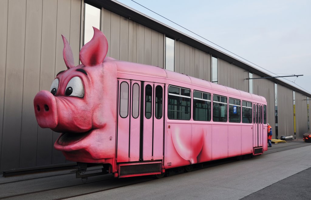 Am 4. April 2013 wurde der B 1322 auf einem Nebengleis beim Depot Hslimatt, das an eine ffentlich zugngliche Strasse grenzt und nicht abgesperrt ist verladen. Er Kommt nach Stuttgart ins Schweine Museum. Die Aufnahme stammt vom 04.04.2013.