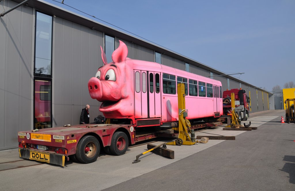 Am 4. April 2013 wurde der B 1322 auf einem Nebengleis beim Depot Hslimatt, das an eine ffentlich zugngliche Strasse grenzt und nicht abgesperrt ist verladen. Jetzt ist der Tieflader auf die volle Lnge ausgefahren worden und siehe da es geht. Die Aufnahme stammt vom 04.04.2013.