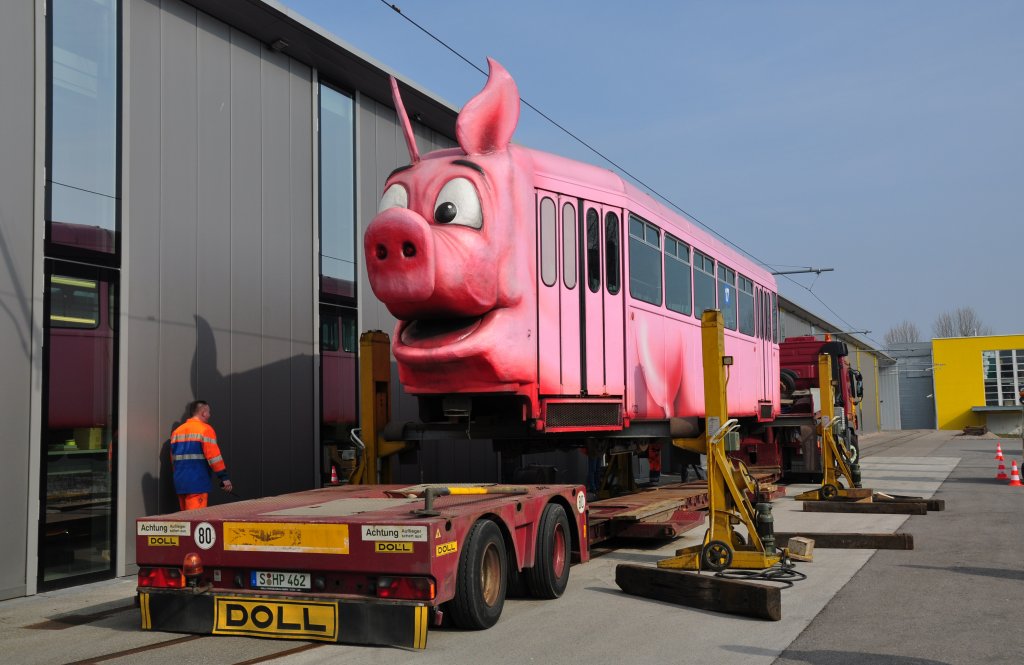 Am 4. April 2013 wurde der B 1322 auf einem Nebengleis beim Depot Hslimatt, das an eine ffentlich zugngliche Strasse grenzt und nicht abgesperrt ist verladen. Er Kommt nach Stuttgart ins Schweine Museum. Die Aufnahme stammt vom 04.04.2013.