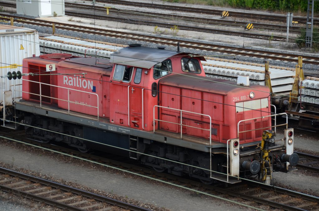Am 4. August 2012 rangiert 294-810-7 am Rangierbahnhof Nrnberg.