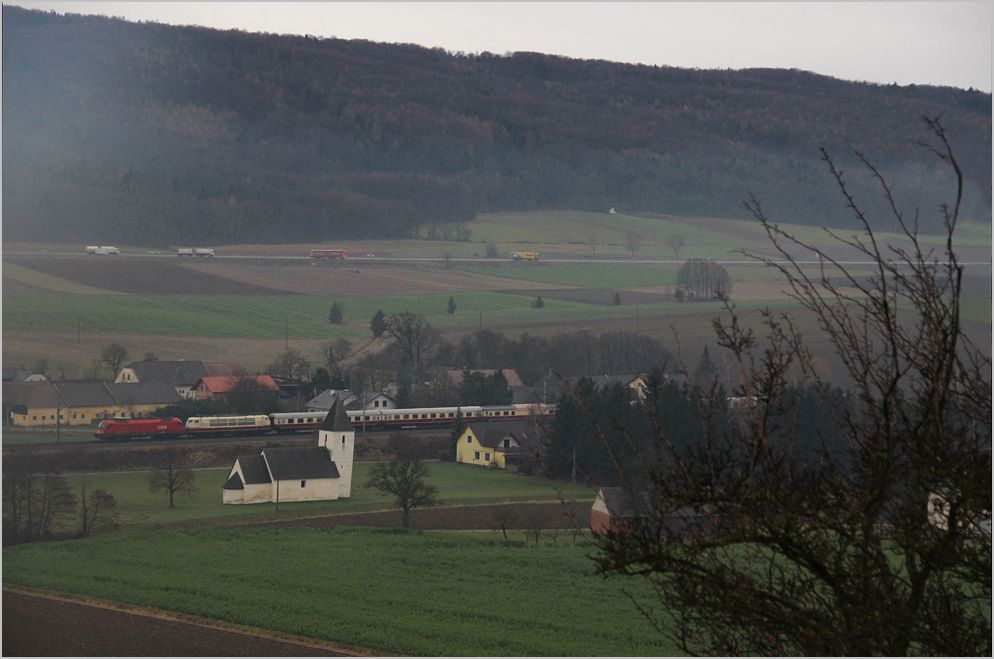 Am 4. Dezember 2012 veranstaltete AKE-Eisenbahntouristik eine Rheingold-Sonderzugreise von Dortmund kommend, mit Unterbrechung in Salzburg, nach Wien. Die Aufnahme zeigt diesen in sterreich von einer Taurus geschleppten Zug beim Passieren der schiefen Martini-Kirche nahe Kirchstetten. 