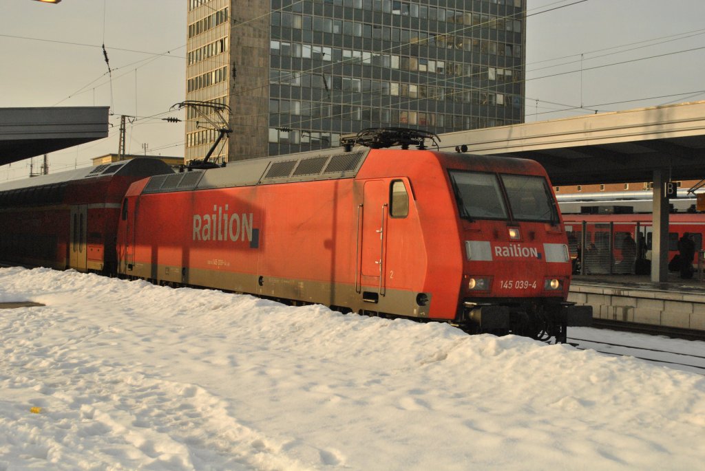 Am 4. Januar 2011 zieht 145 039-4 den RE 2 nach Mnster (Westf.) aus dem verschneiten Essener Hbf.