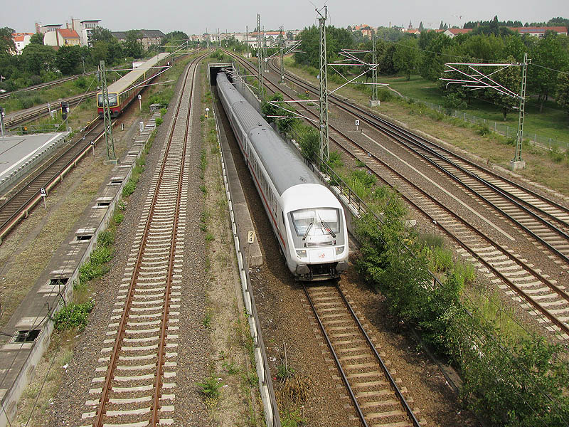 Am 4.07.2009 fhrt ein IC am S-Bhf. Bornholmer Str vorbei.