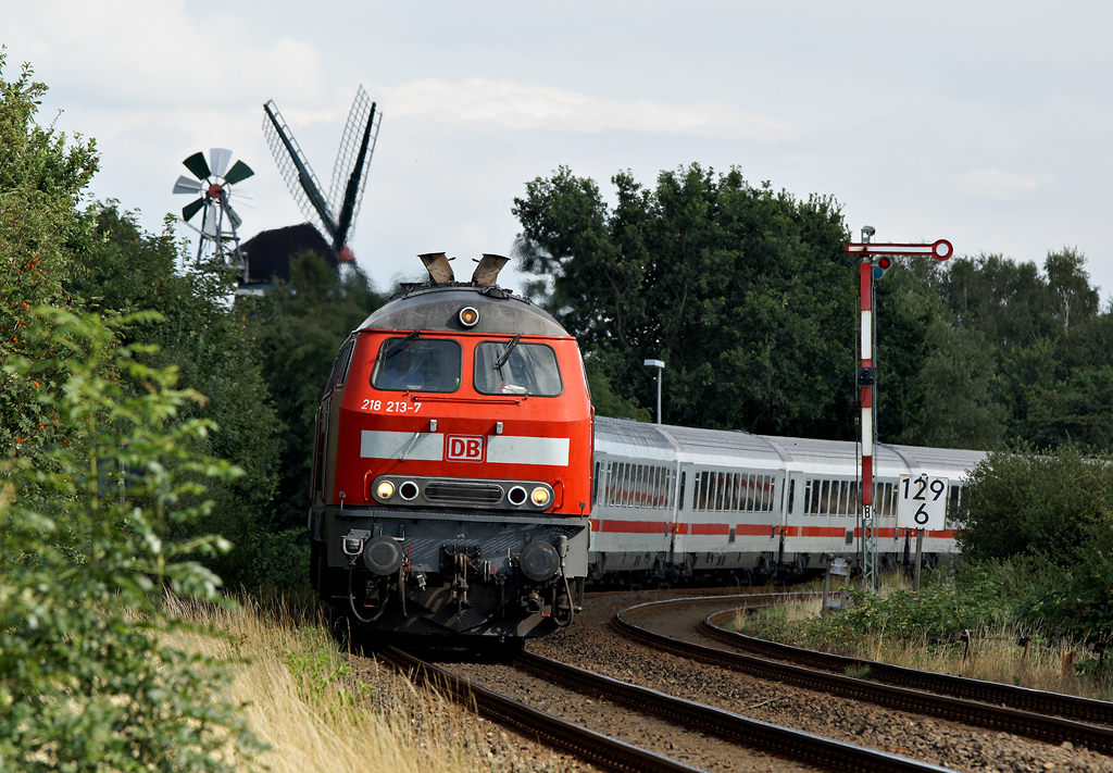 Am 4.08.2009 schien die Sonne nur auf 218 213-7, welche gemeinsam mit einer Schwesterlokomotive als IC 2170 nach Westerland Weddingstedt passierte.
