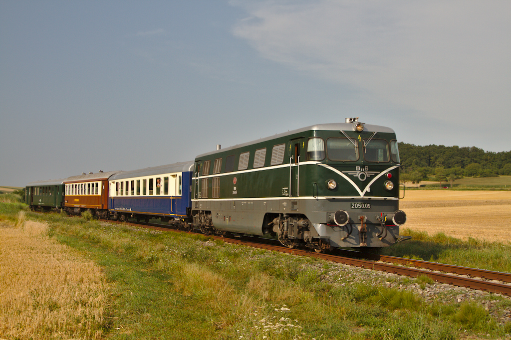 Am 4.08.2013 war die grne 2050.05 der GEG mit ihrem bunten Nostalgiezug zurck nach Wien Praterstern unterwegs, als die Augnahme kurz nach Mollmannsdorf entstanden ist.
