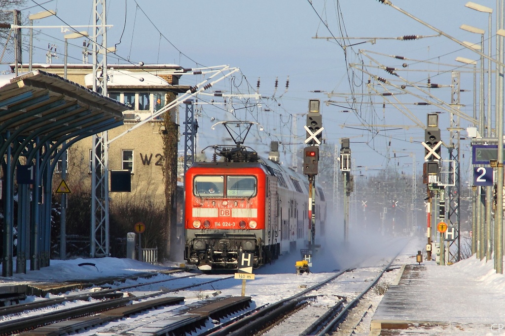 Am 4.12.2010 erreicht 114 024-3 mit ihrem RE nach Elsterwerda den Bahnhof Doberlug-Kirchhain. Die Signale fr das neue ESTW-A stehen bereits, doch noch werden im Stellwerk W-2 die Weichen gestellt.