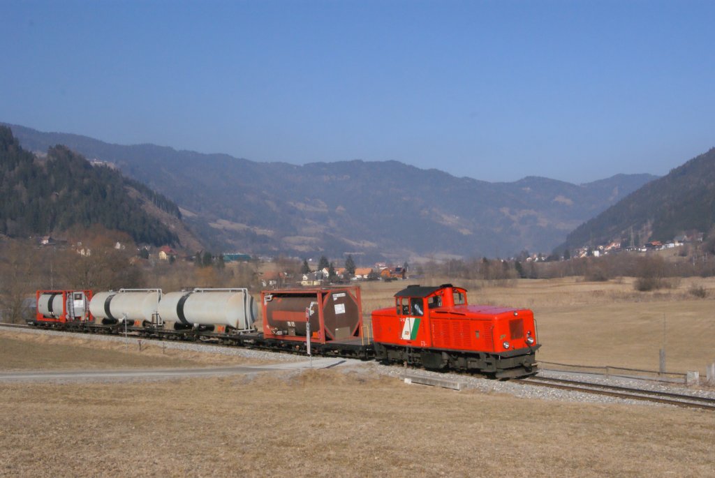 Am 4.3.2011 fuhr wieder ein Gterzug von Unzmarkt nach Murau unter der Nummer 79871 bespannt mit der Lok VL12. Fotografiert wurde der Zug in der Nhe von Wallersbach.