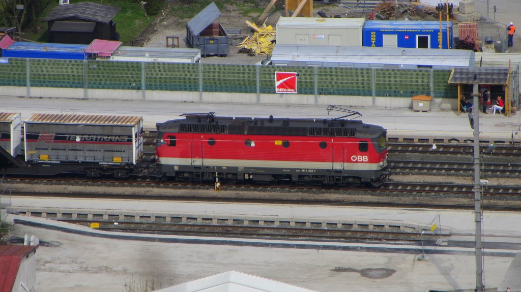 Am 4.4.2012 hatte die 1144 222 die Aufgabe, einen Terratrans-Gterzug Richtung Mnchen zu ziehen. Hier bei der Durchfahrt in Brixlegg.