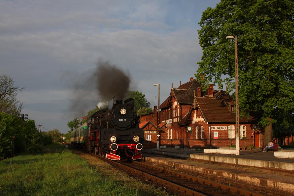 Am 4.5.2012 verlt hier gerade die PKP Dampflok Ol 49-69 mit ihrem Zug nach Wolsztyn den wunderschnen Bahnhof Rakoniewice.