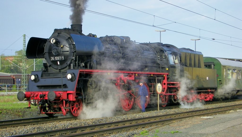 am 4.5.2013 die 35 1097-1 im Bahnhof Freiberg...beim Halt auf dem Weg in die Goldene Stadt Prag konnten auch hier Fahrgste zusteigen, dabei kam auch mal schnell bei den Lokfhrern die lkanne zum Einsatz...