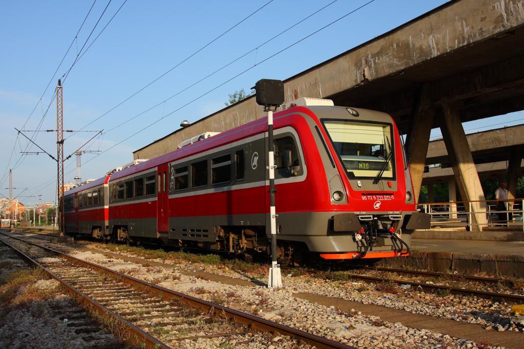 Am 4.5.2013 endete die Fahrt fr den modernen TW 771011 im Bahnhof Nis.
In der Abendsonne prsentiert sich das neue Fahrzeug am Bahnsteig.