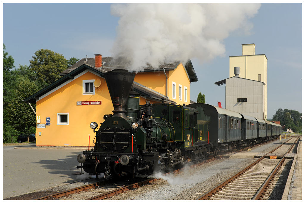 Am 4.7.2012 fand für eine private Reisegruppe eine Sonderfahrt von Premstätten-Tobelbad nach Wies-Eibiswald und wieder retour mit der 152 Jahre alten 671 der GKB statt. Von Graz bis Premstätten als SPz 8529 unterwegs ging es nach dem Zustieg der Reisenden als SPz 8529 weiter nach Wies Eibiswald. Die erste Aufnahme zeigt den Zug bei der Ausfahrt aus Preding-Wieselsdorf.
