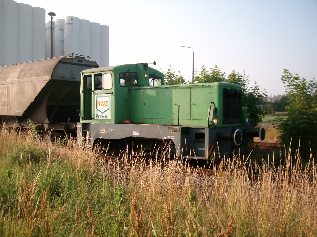 Am 4.7.2012 rangiert die V22 der RWZ Raiffeisen in Ebeleben Getreidewagen.