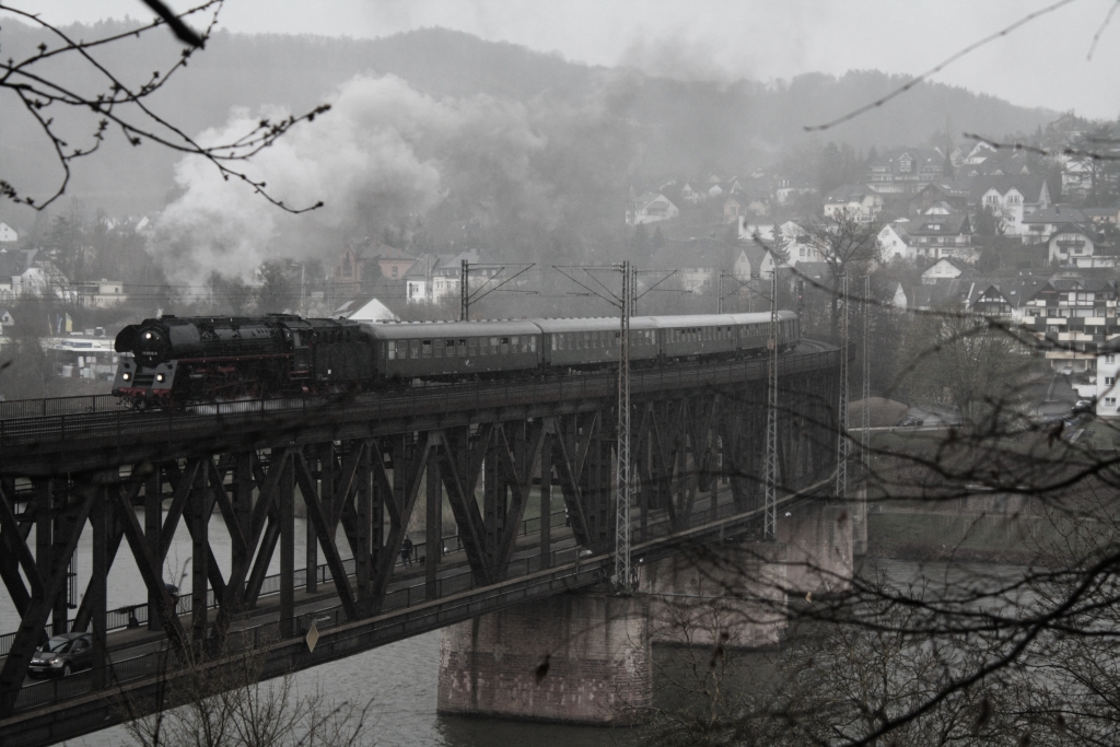 Am 4.April 2010 war 01 509 mit einem Sonderzug auf der Moselstrecke unterwegs und berquerte dabei bei Bullay die Mosel.