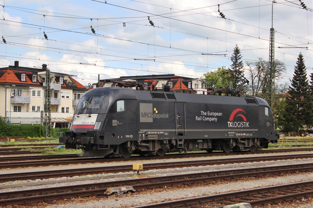 Am 4.Mai 2013 hat MRCE/TXL 182 599 den TEE nach Freilassing gebracht.
Hier macht sie sich wieder als Tfzf von Freilassing auf dem Weg nach Kufstein.