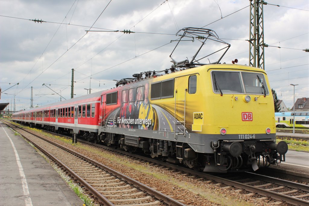 Am 4.Mai 2013 legte ADAC 111 024 mit ihrem M�nchen-Salzburg-Express in Freilassing einen kurzen Halt ein.