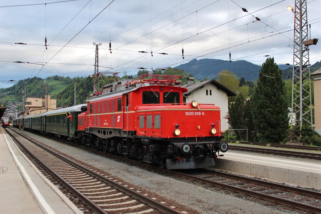 Am 4.Mai 2013 verlie 1020 018 mit einem Sonderzug den Bahnhof Schwarzach St. Veit in Richtung Salzburg.