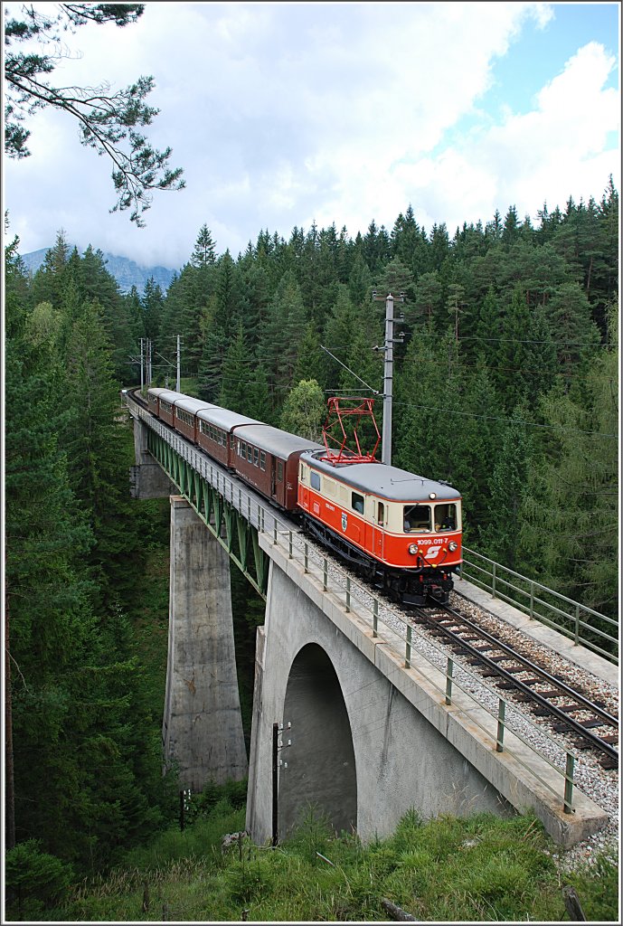 Am 4.September 2010 wurde der R 6811/54/55/12 ausnahmsweise nicht von der 1099.002 gezogen, sondern von der erst aus der Werkstatt ausgetreten 1099 011. Hier der R 6811 auf der Kuhgrabenbrcke.