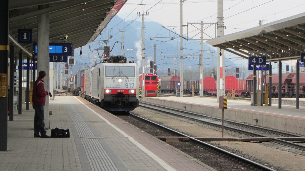 Am 5. April 2012 kam die 189 917 mit der 189 918 von RTC/Lokomotion und einem Gterzug Richtung Kufstein in Wrgl Hbf durch.
