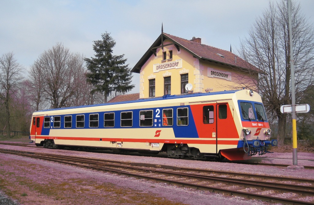 Am 5. April 2012 war der 5047 001 im Rahmen einer Evaluierungsfahrt zwischen Retz und Drosendorf unterwegs, aufgenommen im Endbahnhof Drosendorf.