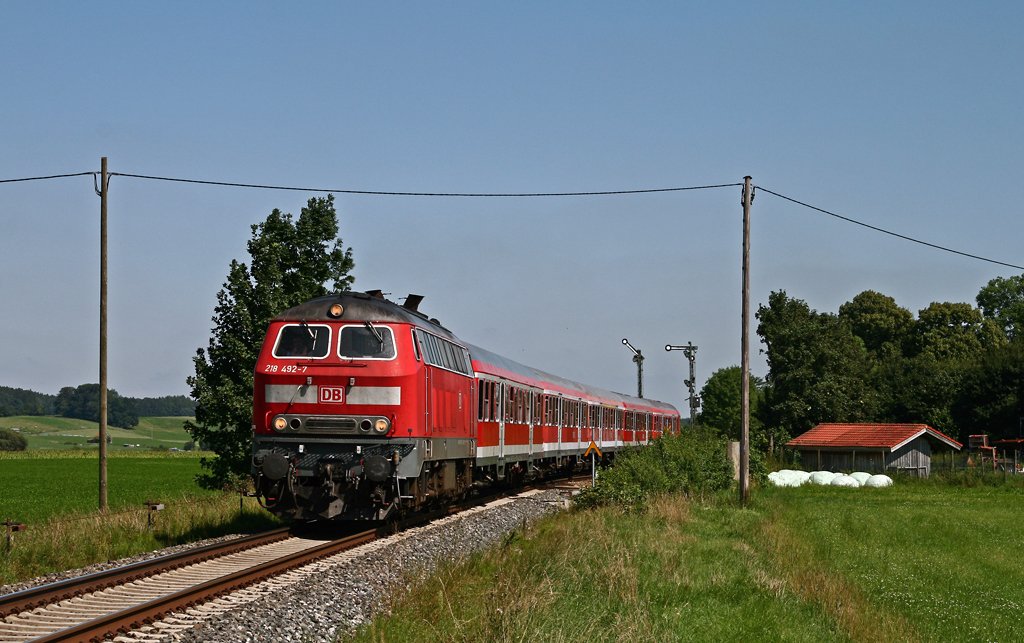 Am 5. August 2009 beschleunigt die Kemptener 218 492 den RE 32682 von Mnchen nach Memmingen nach dem Halt in Sontheim (Schwab) kraftvoll dem Endbahnhof entgegen.
