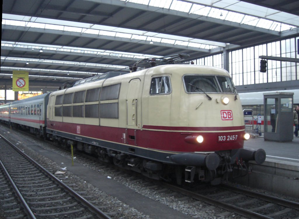 Am 5. Februar 2010 konnten wir 103 245-7 im M�nchner Hauptbahnhof
fotografieren. Weitere Bilder von uns, k�nnen unter:marolokbilder.startbilder.de besichtigt werden.