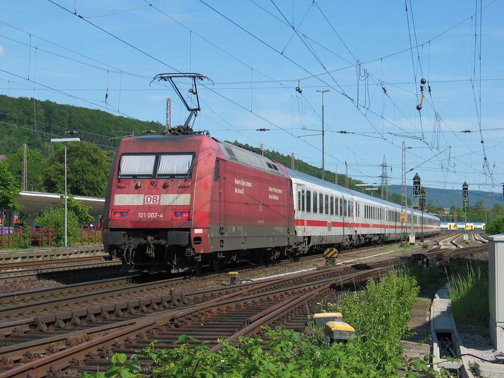 Am 5. Juni fuhren einige IC-Umleiter von der SFS ber Kreiensen, so auch der IC 2375 der an diesem Tag von der letzten orientroten 101, der 101 002 Richtung Gttingen geschoben wurde.