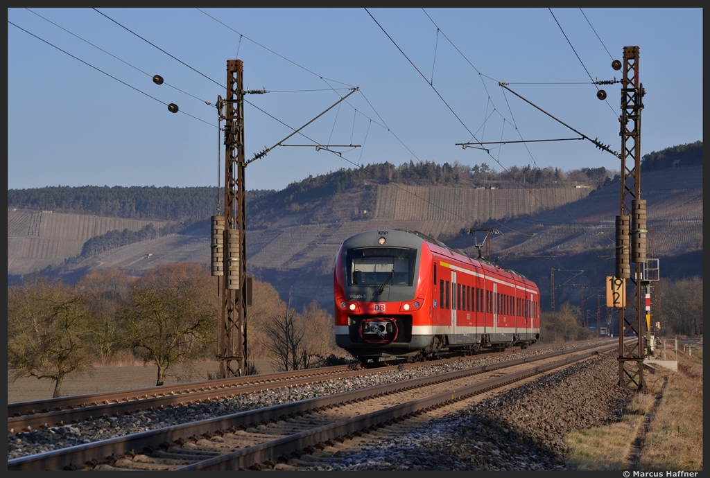 Am 5. Mrz 2013 dst der Mops 440 804-3 durch das Maintal von Gemnden kommend in Richtung Wrzburg. Fotografiert kurz vor Himmelstadt.