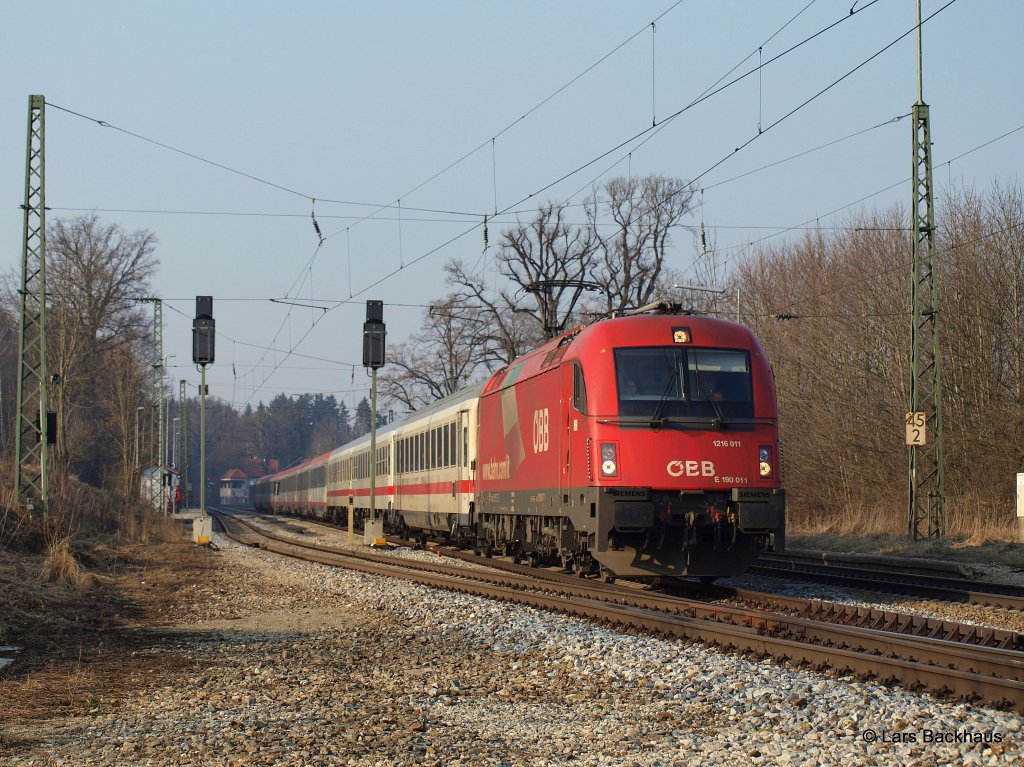 Am 5.03.11 bringt 1216 011 den EC 83 von Mnchen Hbf nach Verona Porta Nuova, hier bei der Durchfahrt in Aling.