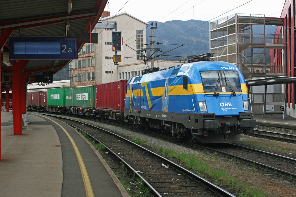 Am 5.04.2008 zieht die 1116 029 (Schweden) einen Gterzug durch Bruck/Mur.