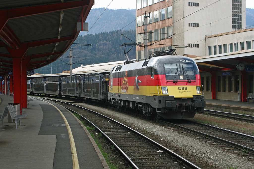 Am 5.04.2008 zieht 1116 036 (Deutschland) einen Gterzug durch Bruck/Mur.