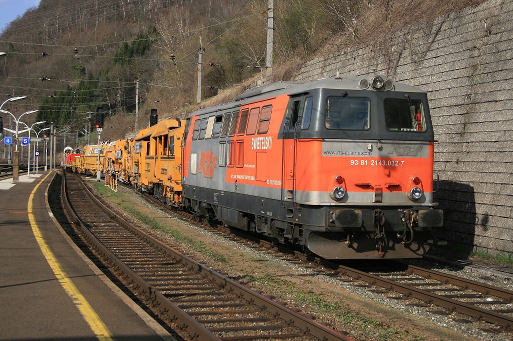 Am 5.04.2009 fhrt die 2143 032 von RTS mit einem Bauzug durch Bruck/Mur.