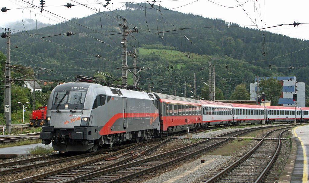 Am 5.09.2007 fhrt die 1016 035 mit Railjetversuchslackierung (dunkelgraue Version) mit IC534 (Villach - Wien Sd) in den Bahnhof Bruck/Mur ein.