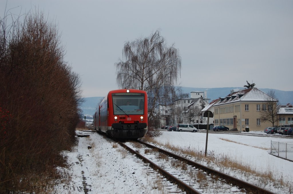 Am 5.1. des Jahres 2010 stand ein Besuch in Dettingen auf dem Plan um endlich mal Bilder mit Schnee aufzunehmen, wenngleich dieser auch nicht in Massen vorhanden war. Eigentlich wollte ich nur eine  richtige  Eisenbahn in Form von einer V90 auf den Chip bannen, doch gewisse Beweggrnde veranlassten mich letzten Endes doch, dazu das 650-Trio, angefhrt von 650 015, als RB nach Kirchheim (Teck) festzuhalten.