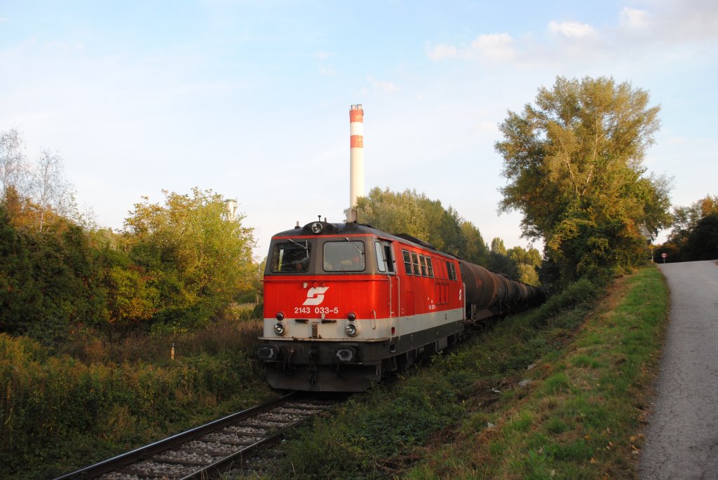 Am 5.10.2011 hatte 2143.033 die Ehre den NG 68216, der in der Regel von einem Triebfahrzeug der Reihe 2016 gezogen wird, von Wien Lobau Hafen nach Stadlau zu ziehen.