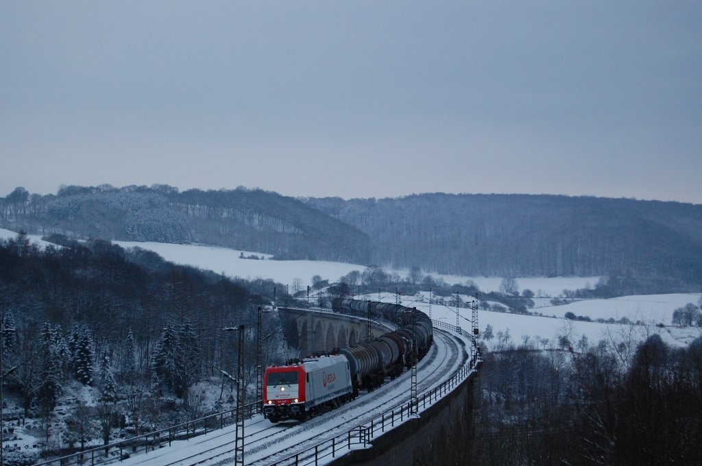 Am 5.1.2010 berquerte eine BR 185 von Veolia mit dem planmig verkehrenden Kesselwagenzug Du-Ruhrort - Grokorbetha den Bekeviadukt in Altenbeken.