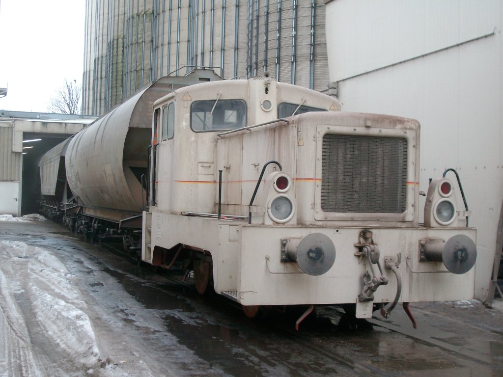 Am 5.1.2011 stand die V 22 mit franzschen Getreidewagen zur Ent- und Entladung auf den Verladegleis.