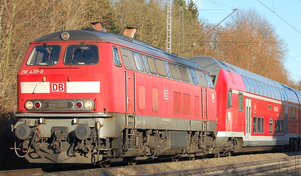 Am 5.3.2010 stand ein Besuch in Gppingen auf dem Programm. Da ich ungern auf dem Bahnhof fotografieren wollte, ging es an eine Stelle, die ich vor etwa einem Jahr zum ersten Mal umgesetzt hatte. Leider ist die Stelle mittlerweile ein bisschen zugewachsen, sodass man nur noch Lokportraits aufnehmen kann. So konnte dann dieses Lokportrait der 218 439-8 mit einem aus Doppelstockwagen modernster Generation gebildeten IRE nach Stuttgart auf den Chip gebrennt werden. 